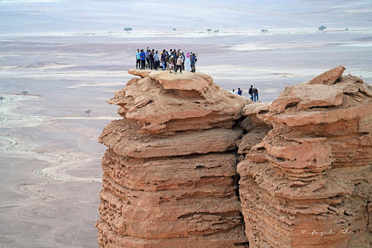 Escursione ai confini del mondo di Riyadh, giro in cammello, visita alle grotte e cena