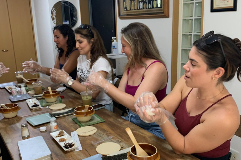 Ginza : cours traditionnel de préparation de musubi avec une grand-mère japonaise