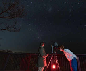 Montagne Blu: Osservazione delle stelle con un telescopio e un astronomo