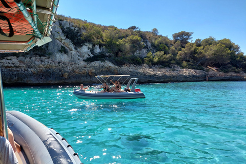 Boottocht vanuit Portocolom naar het natuurgebied Cala VarquesBoottocht van Portocolom naar het natuurgebied Cala Varques