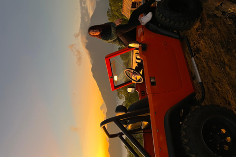 Kintamani hora dorada en jeep explora la montaña y las rocasKintamani: excursión de la hora dorada en jeep para explorar la montaña y las rocas