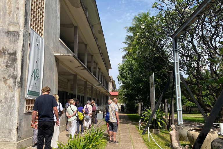 Traslado al aeropuerto con los Campos de la Muerte y el Museo de Toul Sleng