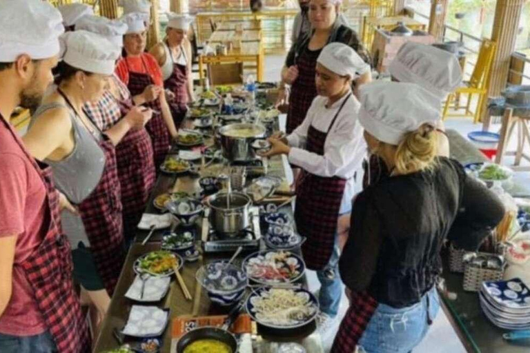 Aula de culinária e passeio de barco em cesta saindo de Hoi An