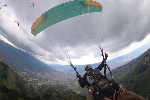 Medellín: Skip-the-Line Paragliding W 20-Yr Experience Pilot