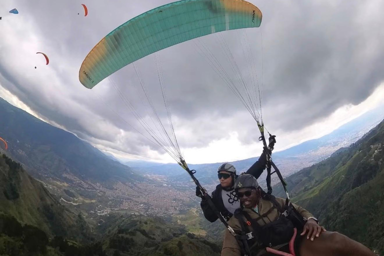 Medellín: Skip-the-Line Paragliding W 20-Yr Experience Pilot