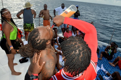 Negril: Crucero en catamarán al atardecer con snorkel y barra libre