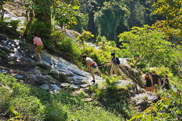 Chiang Mai: Półdniowa wycieczka nad wodospad Sticky Waterfall i transfer do hotelu