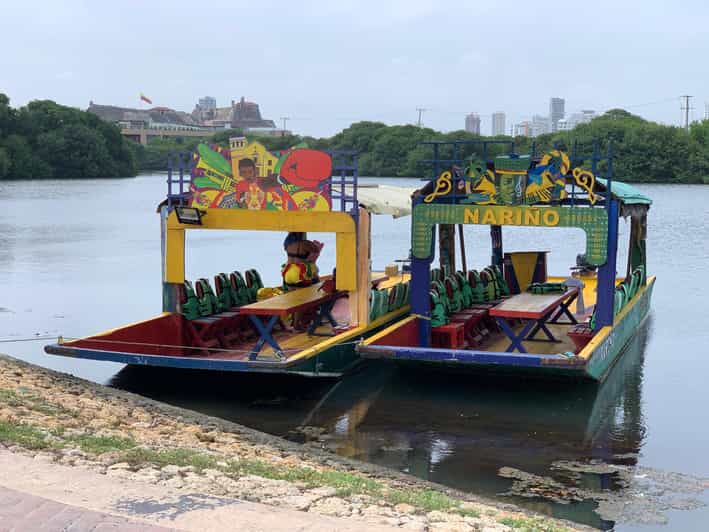 Cartagena: Tour en barco típico colombiano con almuerzo caribeño ...