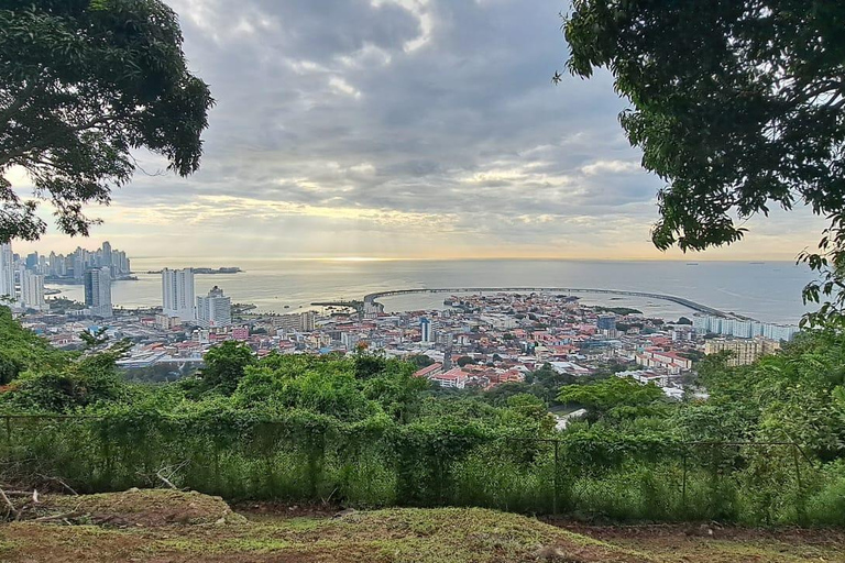 Panama City : Randonnée guidée de la colline d&#039;Ancon et du parc métropolitain