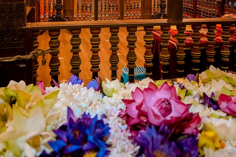 Private Driver: Kelaniya Temple & River View Scenic Ride