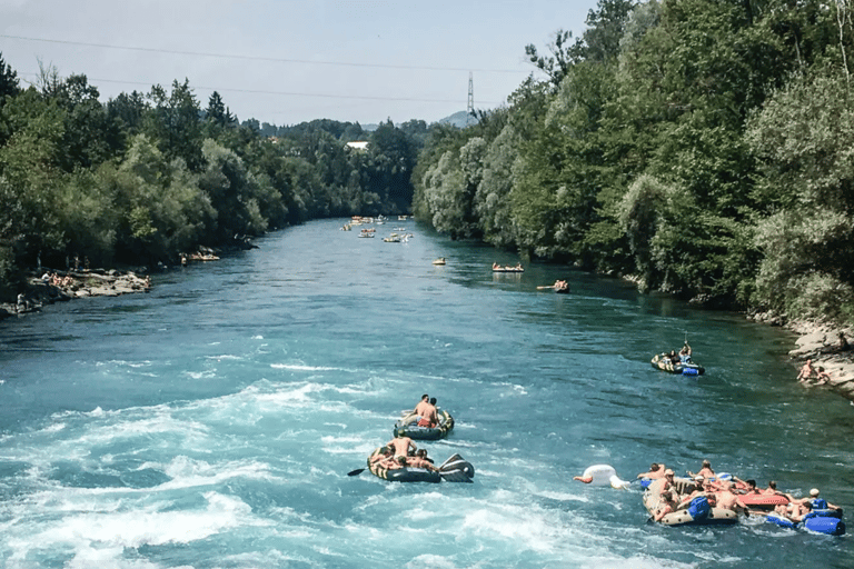 Zürich: Limmat-Floating-Abenteuer wie ein EinheimischerZürich: Mit dem Boot auf der Limmat wie ein Einheimischer