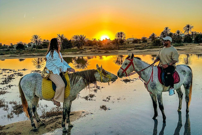 Przejażdżka konna o zachodzie słońca po spokojnych plażach Dżerby.
