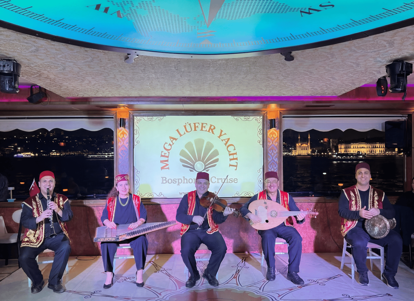Istanbul: Bosporus-middagscruise og show med privat bord