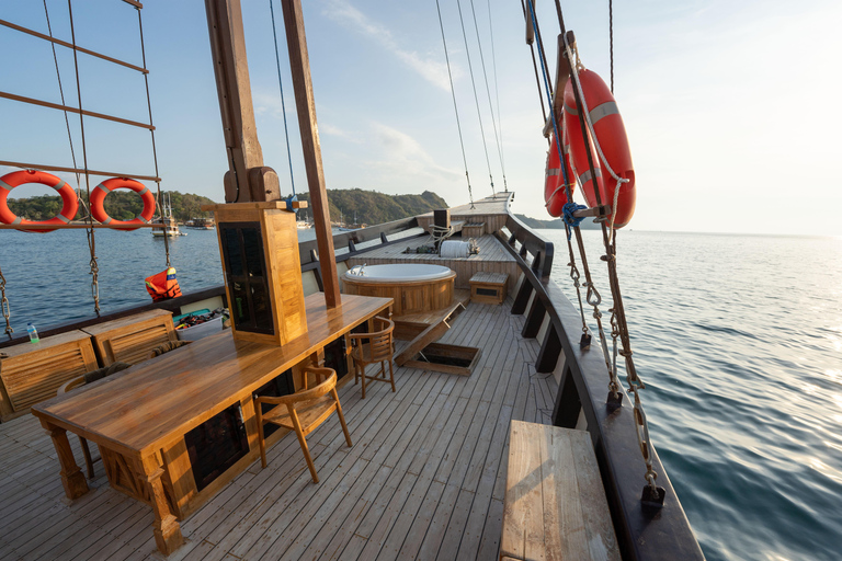 Lombok to Komodo 4D3N Sailing Adventure Gili Room: Queen bed + 2x Single bunkbed