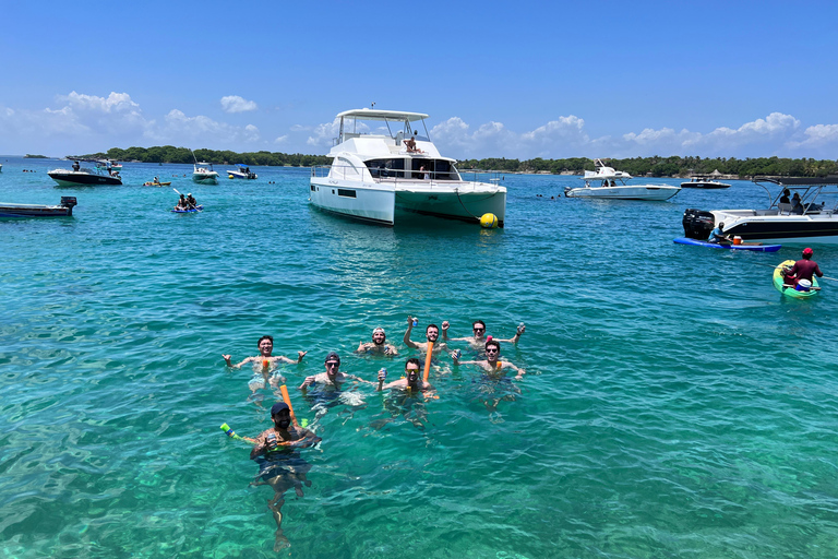 Cartagena: Rosario Islands and Cholon VIP Party Boat Tour