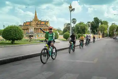 Phnom Penh: Bike & Boat Guided Tour included Snacks & Beers