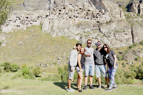 Tiflis: Tagestour zu den Höhlen von Vardzia, der Burg Rabati und nach Borjomi