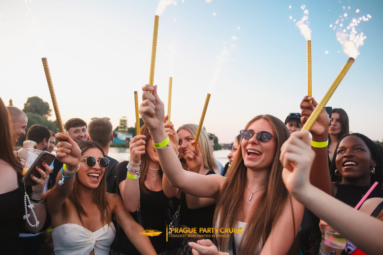 Prag: Silvester-VIP-Boat-Party + EPIC ClubPrag: VIP-Silvesterparty auf einem Boot + EPIC Club