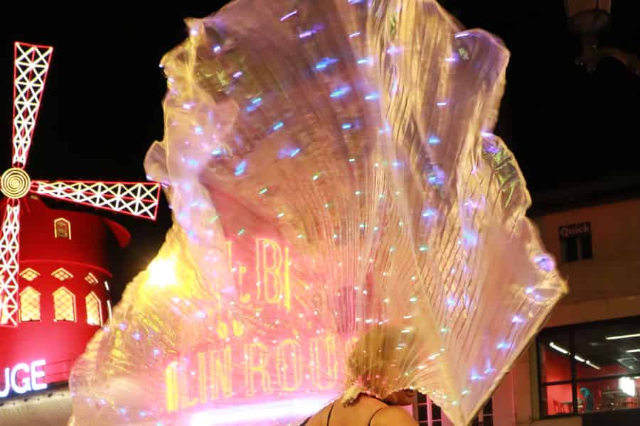 Singen auf dem Montmartre bei Nacht mit einer Diva. Foto: GetYourGuide Singen auf dem Montmartre bei Nacht mit einer Diva. Foto: GetYourGuide