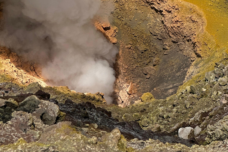 Szczyt Etny 3300 m n.p.m.: Trekking na aktywnym wulkanieSzczyt Etny 3300 m n.p.m.: Trekking po aktywnym wulkanie