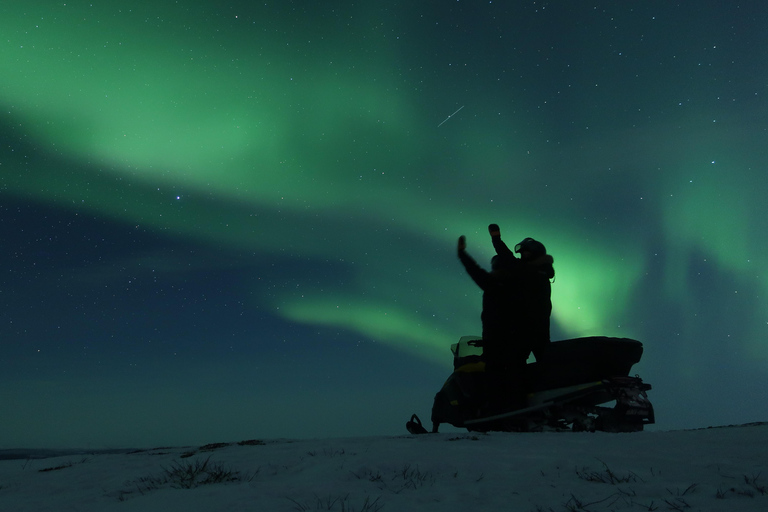 Njut av Aurora Show på toppen av berget inc tipi middag