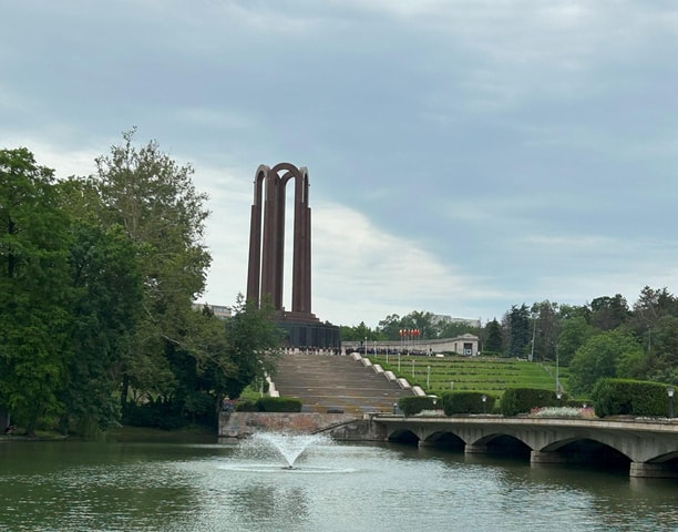 Bucharest: Contrasts of Communism - Small Group Walking Tour