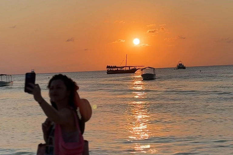 Sansibar: Dhow-Kreuzfahrt bei Sonnenuntergang Traditionell | Teilen