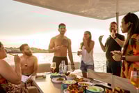 Polignano a cavalla, tour catamarano con aperif e cibo locale - Housity