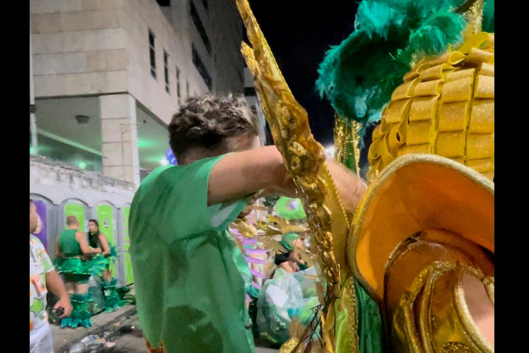 Rio de Janeiro : Défilé avec une école de samba pendant le carnaval.