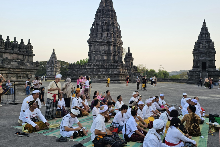 Tour all'alba a Yogyakarta: salita garantita a BorobudurTour all'alba a Yogyakarta: salita alle colline di Borobudur e Prambanan
