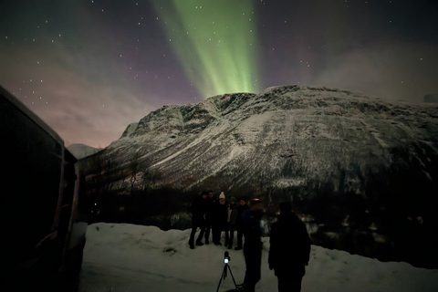 Tromsø: Northern Lights Tour with Photos & Snacks