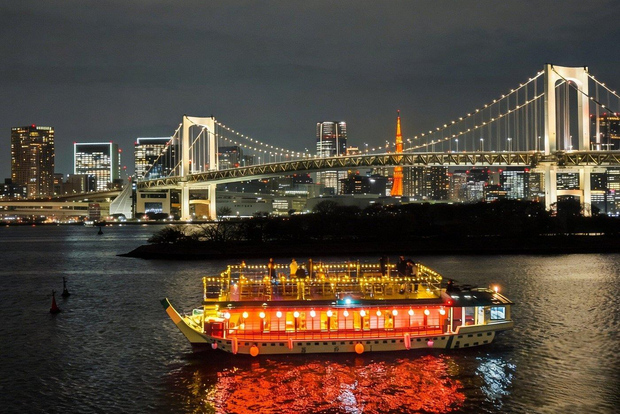 Paseo en barco con cena, espectáculo tradicional, bebidas y Torre de Tokio