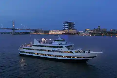 Philadelphia: Christmas Eve Gourmet Brunch or Dinner Cruise