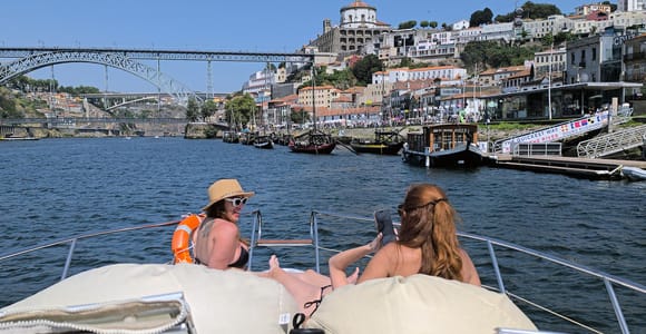 Porto: Private Yacht-Tour zu 6 Brücken mit Getränken & Snacks