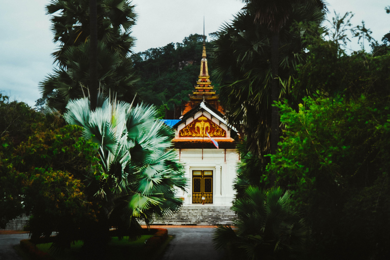 Luang Prabang: Almosengabe am Morgen &amp; Bootsfahrt zu den Pak Ou-Höhlen