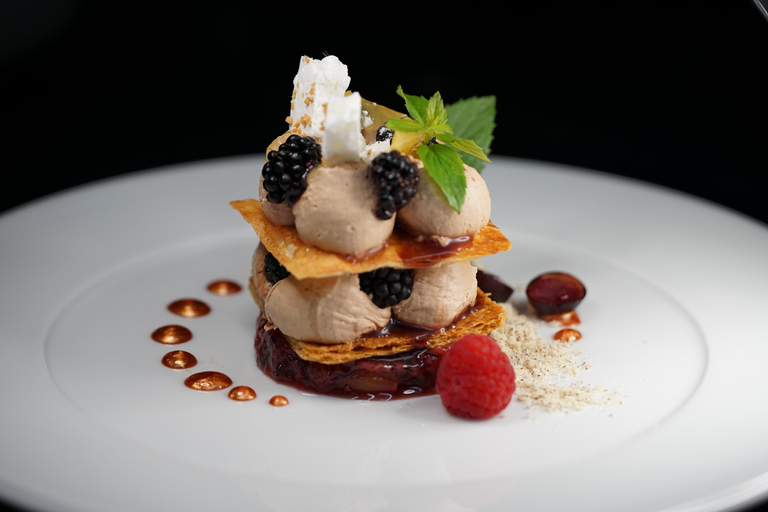 عشاء رومانسي على ضوء الشموع مع كريمون، 5 أطباق مع النبيذتناول الطعام