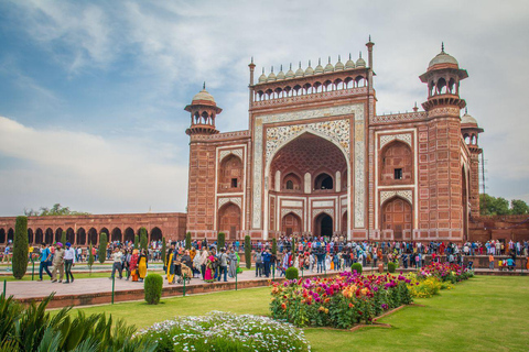 Desde Delhi: Visita al Taj Mahal con todo incluido en el Gatimaan ExpressÚnico servicio de guía turístico en la ciudad de Agra