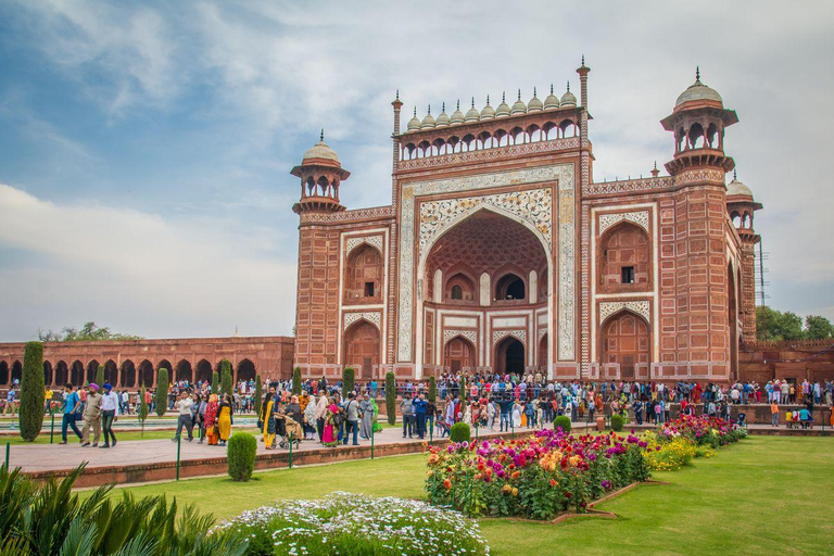 Desde Delhi: Visita al Taj Mahal con todo incluido en el Gatimaan ExpressÚnico servicio de guía turístico en la ciudad de Agra