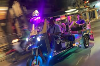 Unglaubliche Nachtleben-Tour in Bangkok mit privatem Tuk-Tuk