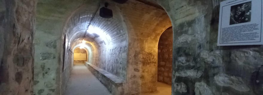 Visite guidée de l'Arco de San Lorenzo, de l'abri anti-aérien et du salon mudéjar.