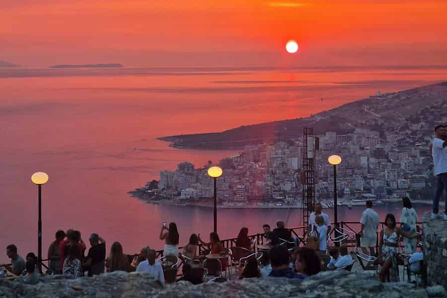 Saranda: Blue Eye, Panorama-Zugfahrt und Sonnenuntergang am Schloss Lekursi. Foto: GetYourGuide Saranda: Blue Eye, Panorama-Zugfahrt und Sonnenuntergang am Schloss Lekursi. Foto: GetYourGuide