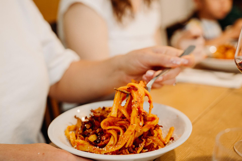 Rzym: Kurs przygotowywania świeżego makaronu z winem i lodamiPrywatne: Tradycyjne lekcje robienia makaronu z winem i lodami