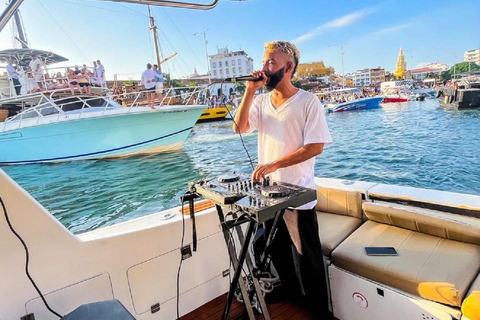 Cartagena: VIP Sunset Yacht Experience in the Bay