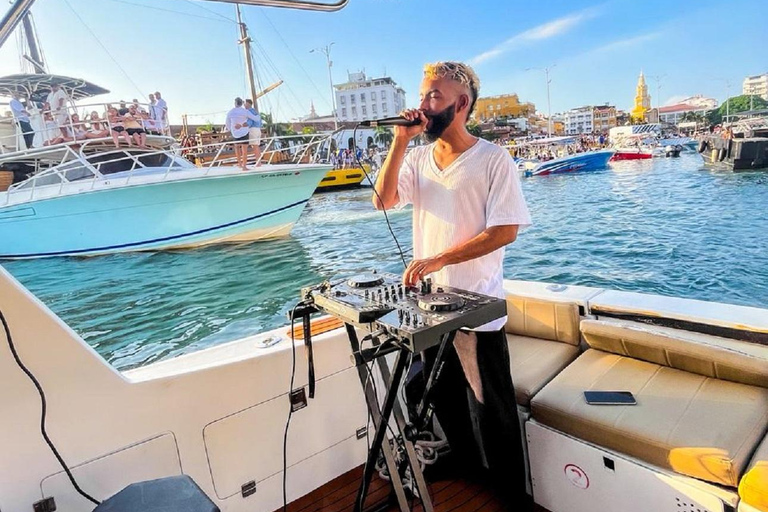 Cartagena: VIP Sunset Yacht Experience in the Bay