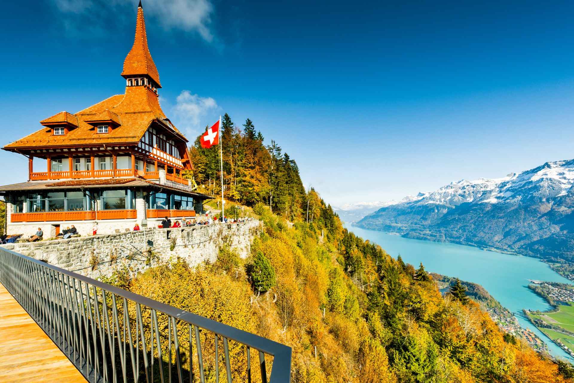 Туристические места. Город Интерлакен. Красивые туристические места. Швейцария туристические места. Унтерзеен.