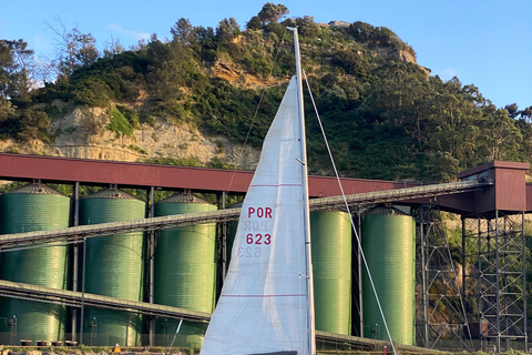 Lisbonne : Visite guidée en bateau à voile avec guide local et vin vert