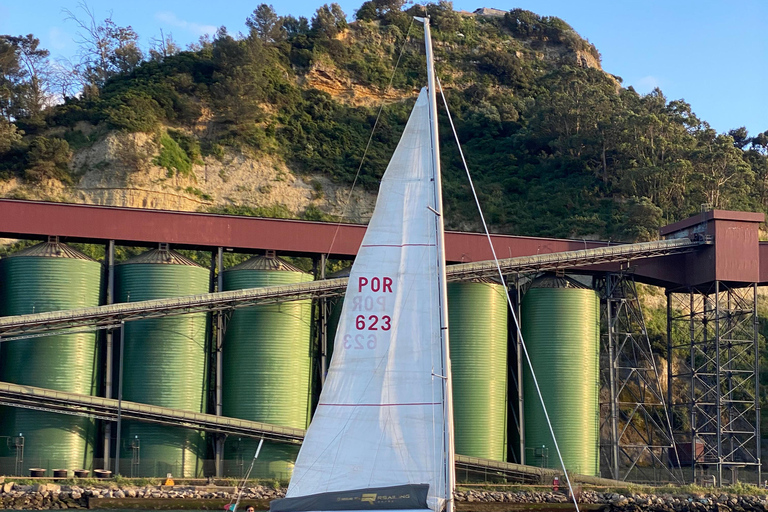 Lisboa: Paseo en Velero con Guía Local y Vino VerdeTour nocturno: Navegando por Lisboa con guía local y vino