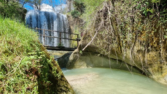 Visit Sarnano Waterfalls Tour in Tolentino, Italia