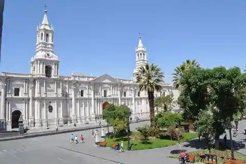 Walking tour through the historic center of Arequipa