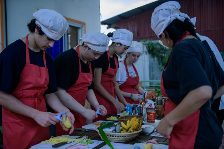 Siem Reap: Clase práctica de cocina camboyana y visita al mercadoSiem Reap: Clase de cocina jemer en casa de un lugareño